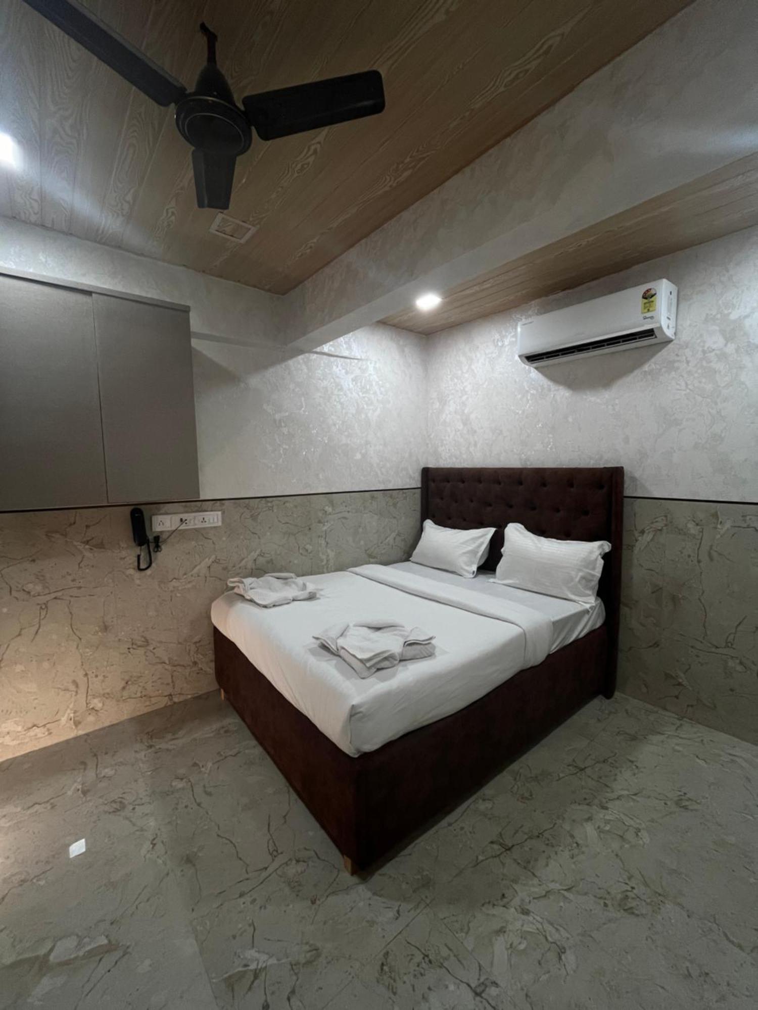 Hotel Newyork By Stayzy Rooms مومباي الغرفة الصورة