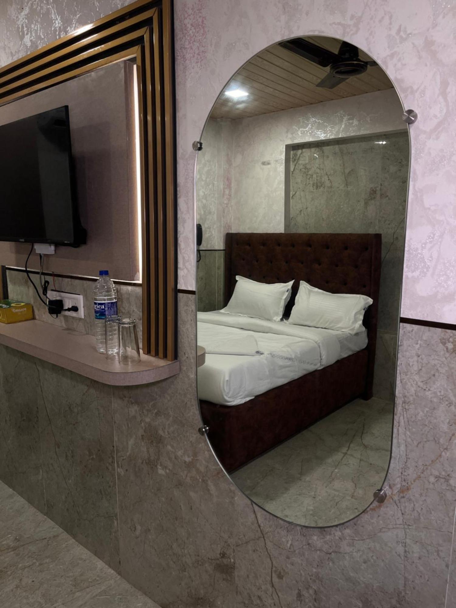 Hotel Newyork By Stayzy Rooms مومباي الغرفة الصورة